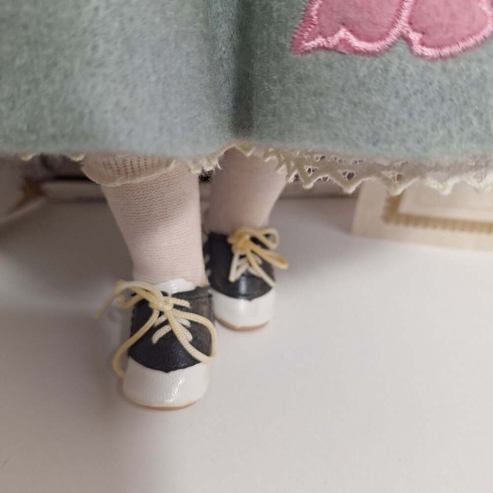 50s Tribute Porcelain Doll Poodle Skirt 16" COA Heritage Signature - Picture 8 of 13